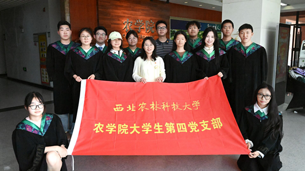 全体毕业生党员合影_副本.png