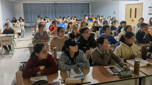 同学们认真观影.png
