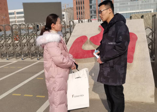队长正在与班主任进行交流.jpg