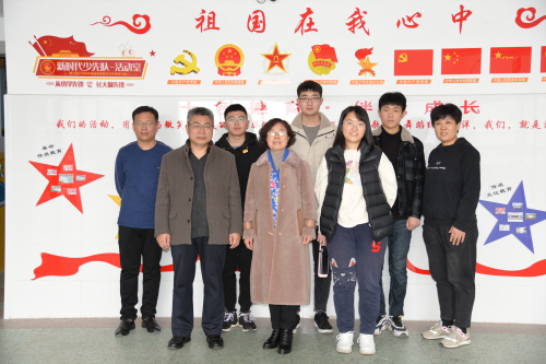 与受访教师合影.jpg