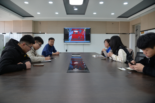 与受访教师沟通交流.JPG